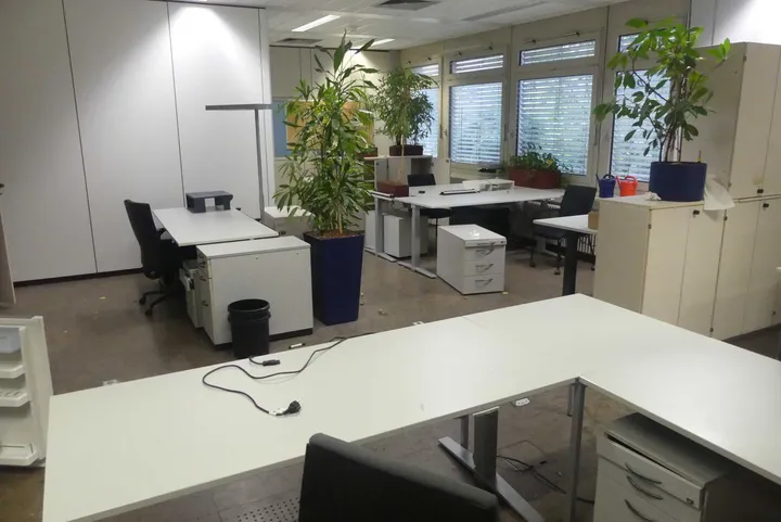 Rauminhalt Großraumbüro mit 8x Schreibtischarbeitsplatz, elektrisch höhenverstellbar